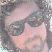 Educatore professionale impartisce ripetizioni di matematica per alunni della scuola primaria di primo e di secondo grado